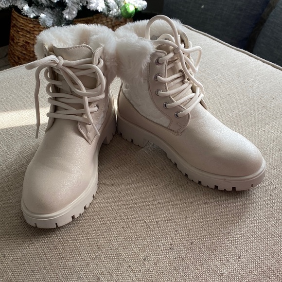 BCBG girls sparkle cream colored boots. Size 2 - Picture 1 of 6